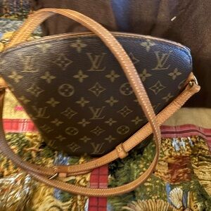 Louis Vuitton Monogram 23.75"
Height: 8.25"
Width: 10"
Depth: 4.25"